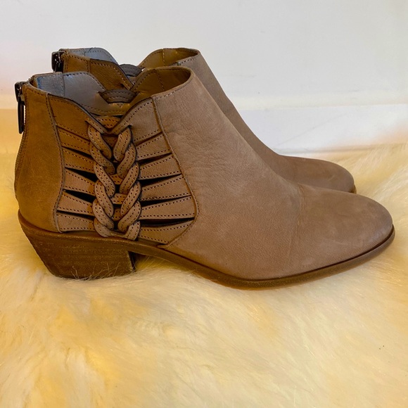 Vince Camuto boots/booties, size 8 - Picture 1 of 7
